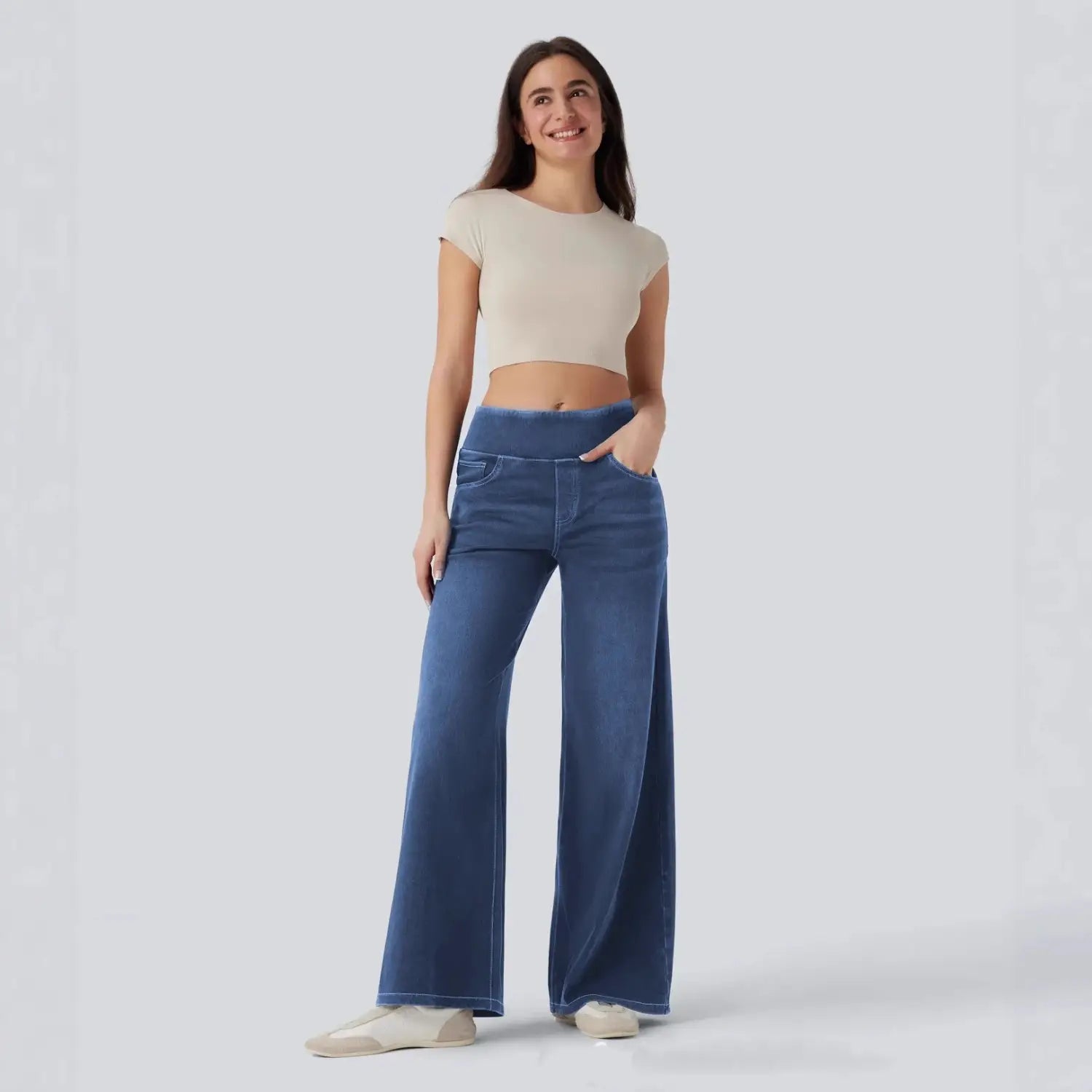 Jeans en denim bleu à jambes larges taille haute avec bande élastiquée réalisée dans un tissu en denim durable.