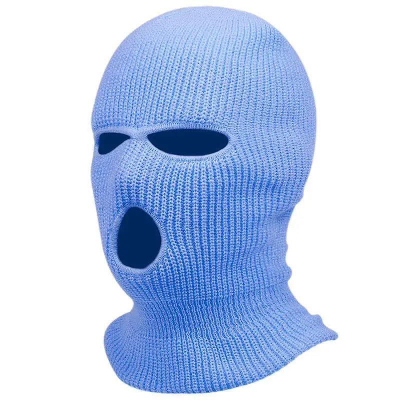 Bonnet cagoule tricoté bleu clair, réalisé dans un fil doux, avec des ouvertures pour les yeux et la bouche, conçu comme un masque chaud pour le cyclisme.