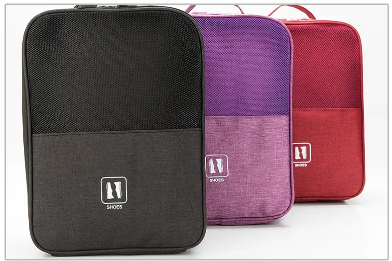 Trois housses compactes de rangement pour chaussures, organisateurs de bagages de voyage portables, en noir, violet et rouge, avec dessus en mesh et fonds en tissu.