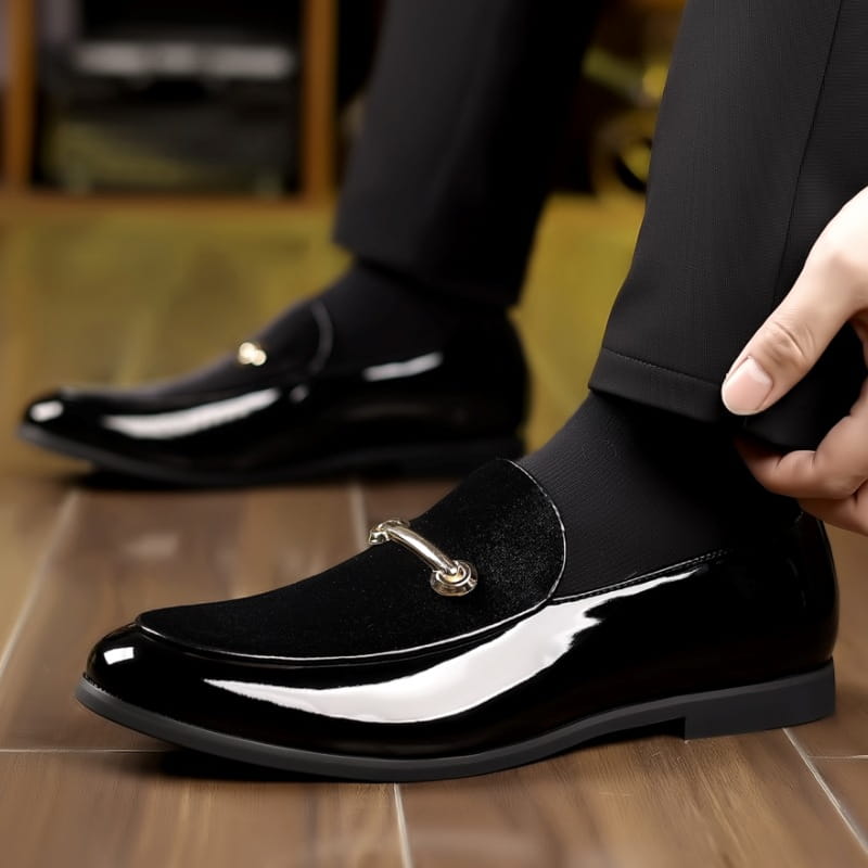 Men’s plus size pointed toe British business leather shoes in black patent leather with contrasting velvet toe cap and silver-toned metal horsebit buckle.