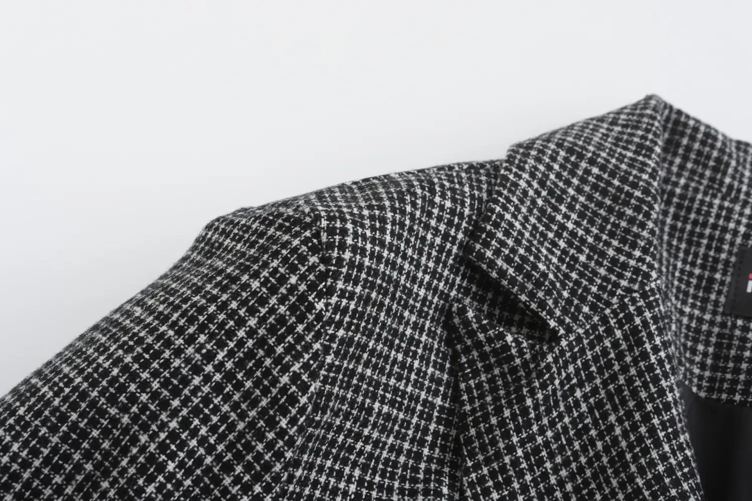 Men’s herringbone double breasted knit blazer in black and white houndstooth patterned wool.