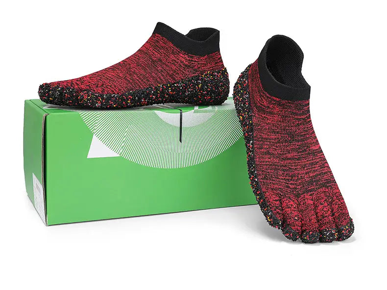 Chaussures de natation et de randonnée à cinq doigts sans chaussures rouges et noires dotées d’une semelle texturée à motifs irréguliers, conçue pour un usage extérieur polyvalent.