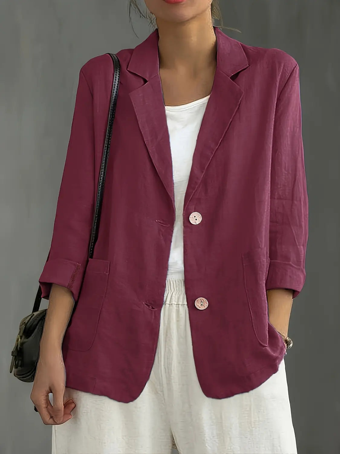 Un blazer de lino color lila apagado suave para mujer, con ajuste relajado y mangas tres cuartos, ideal para ropa de trabajo casual.