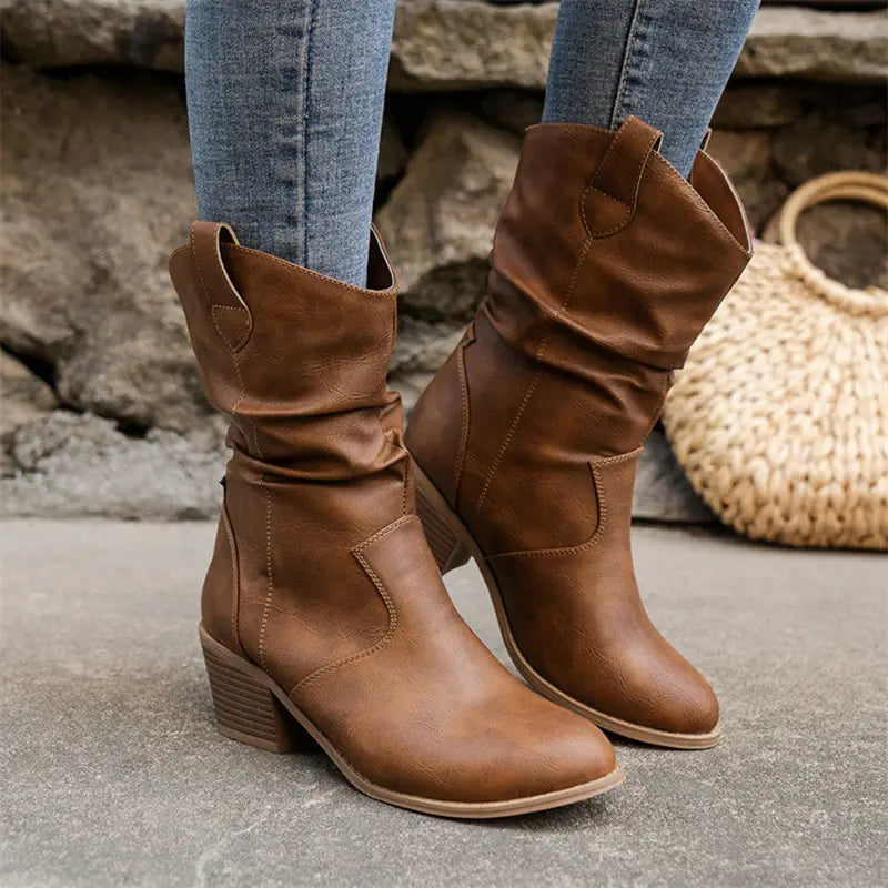 Botas de vaquero marrones de cuero para mujer con diseño de caña ligeramente caída, tacón cuadrado apilado y construcción en cuero sintético (PU) a media pantorrilla.