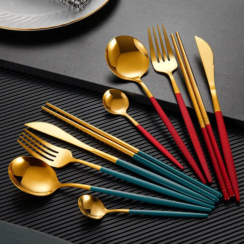 Edelstahl-Besteckset mit Essstäbchen, 5-teilig, mit goldenen und roten oder tealfarbenen Griffen, in modern-elegantem Design.