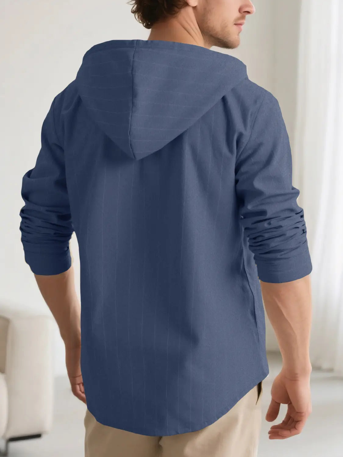 Ein navyblaues Leinenhemd mit Kapuze für Herren, mit langen Ärmeln und entspannter Passform, von hinten dargestellt.