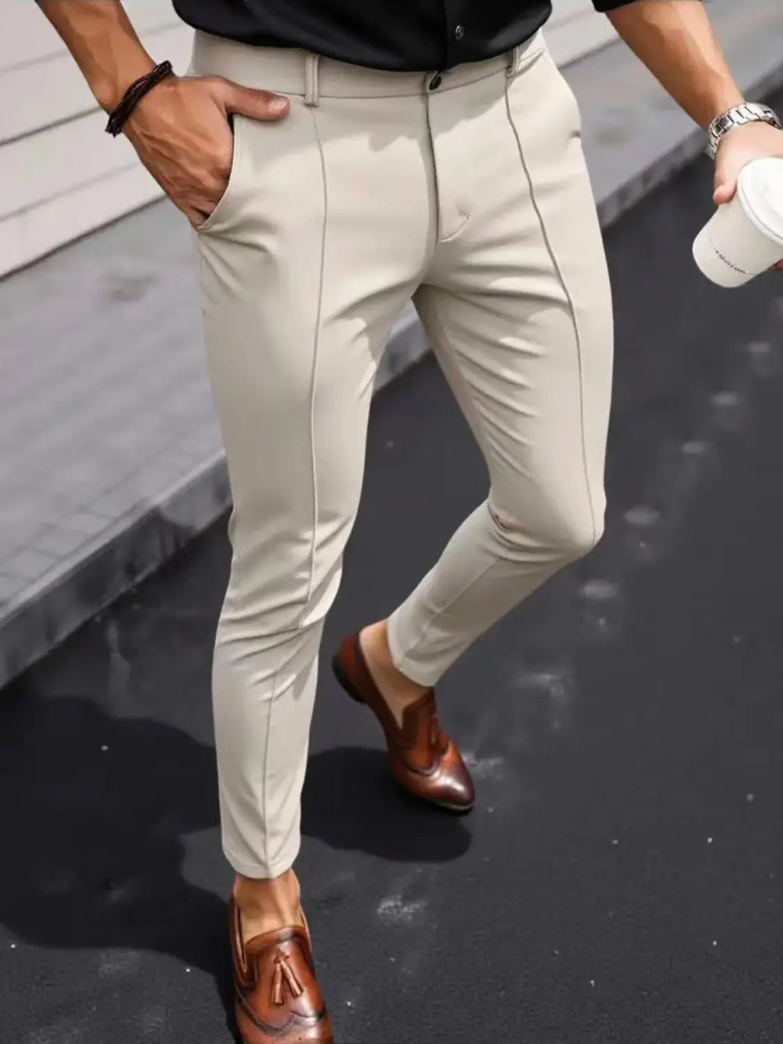 Beige Slim-Fit-Stretch-Anzughosen aus angenehmem Material mit dezenten vertikalen Ziernähten und einer maßgeschneiderten Passform.