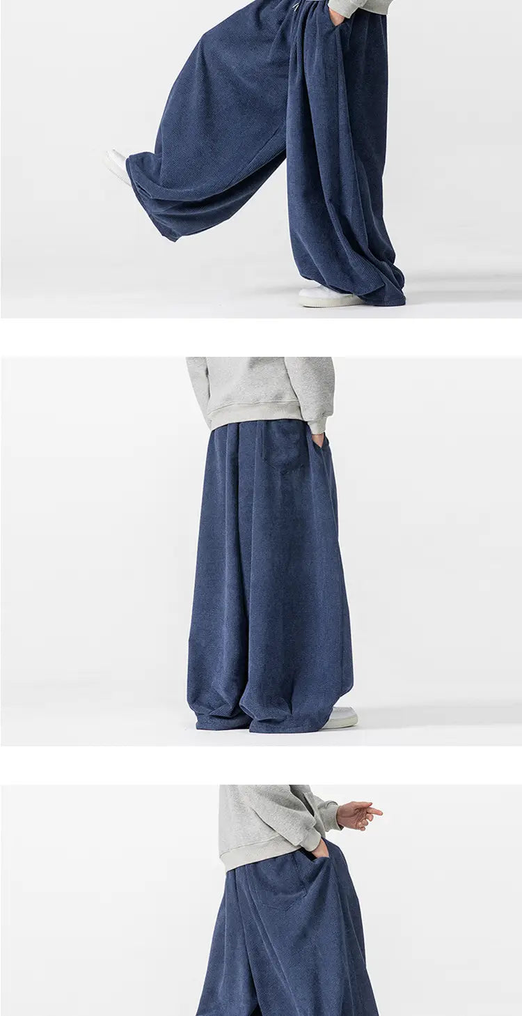 Pantalon en velours côtelé bleu foncé à jambes larges pour hommes, en tissu de coton ample et à une silhouette ample et fluide.