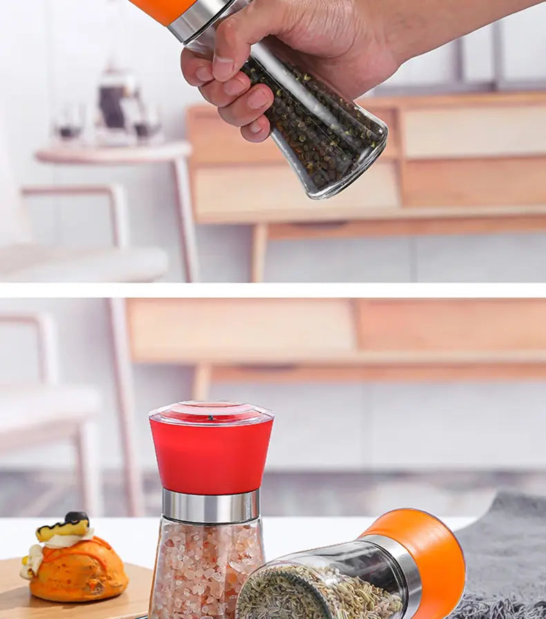 Un moulin à poivre moderne et élégant avec un corps en verre transparent rempli de grains de poivre noirs et un dessus en plastique orange, provenant d’un ensemble de moulin à poivre en acier inoxydable et en verre, pack de 4.