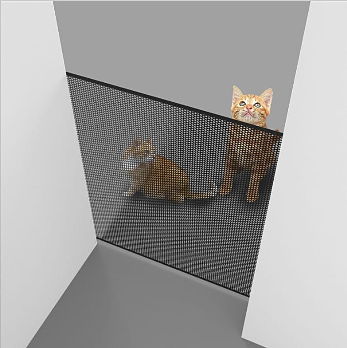 Portillon de sécurité rétractable en maille noire pour animaux de compagnie et tout-petits, présenté du côté arrière, conçu comme une barrière pour animaux de compagnie durable et souple
