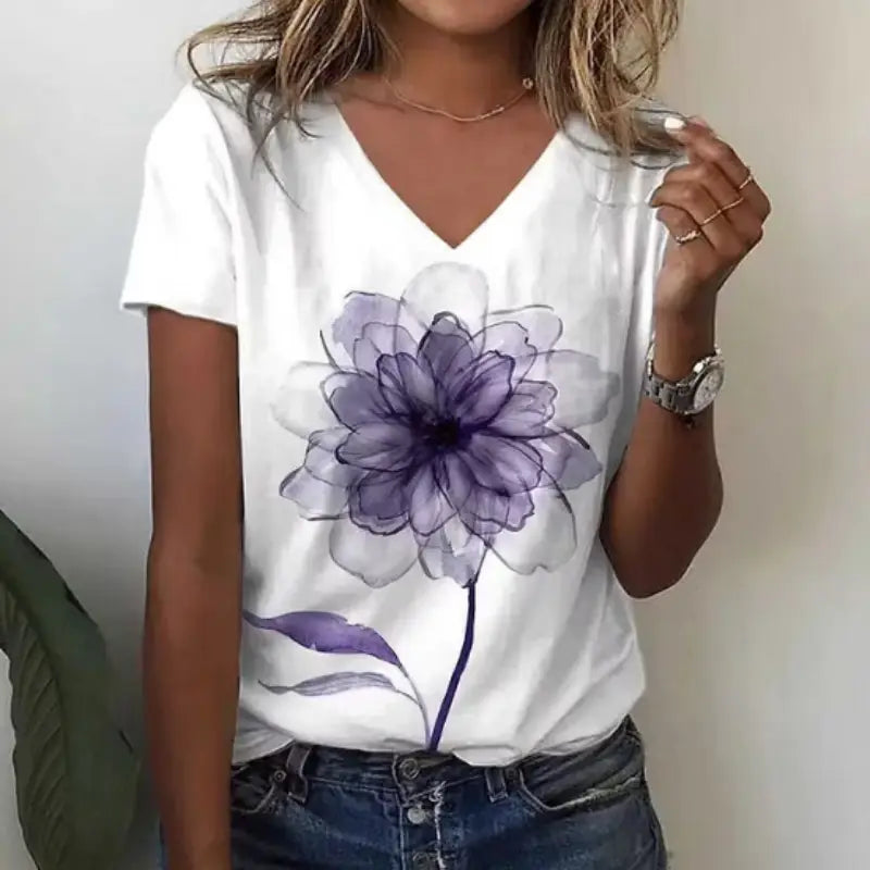 Camiseta blanca de cuello en V con un gran estampado floral translúcido en color morado de acuarela con delicados pétalos y hojas, titulada camiseta de cuello en V floral de acuarela.