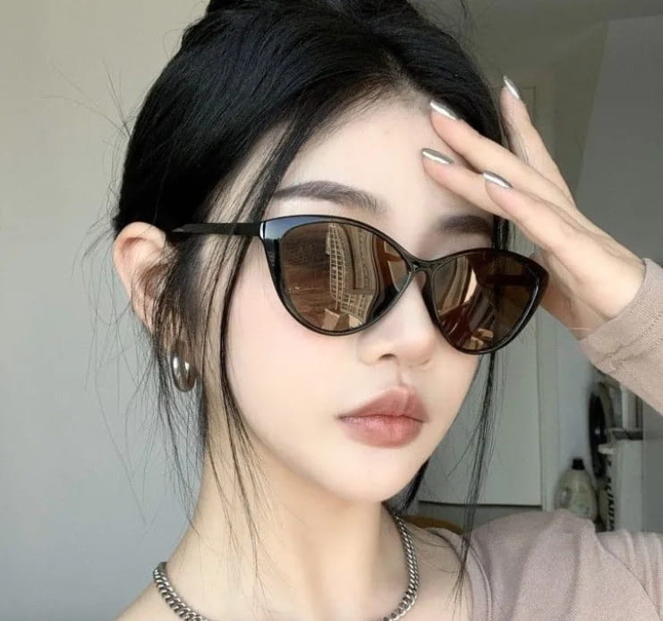 Lunettes de soleil rétro œil-de-chat UV380 légères pour la mode de couleur noire, avec des montures noires et des verres miroirs bruns.