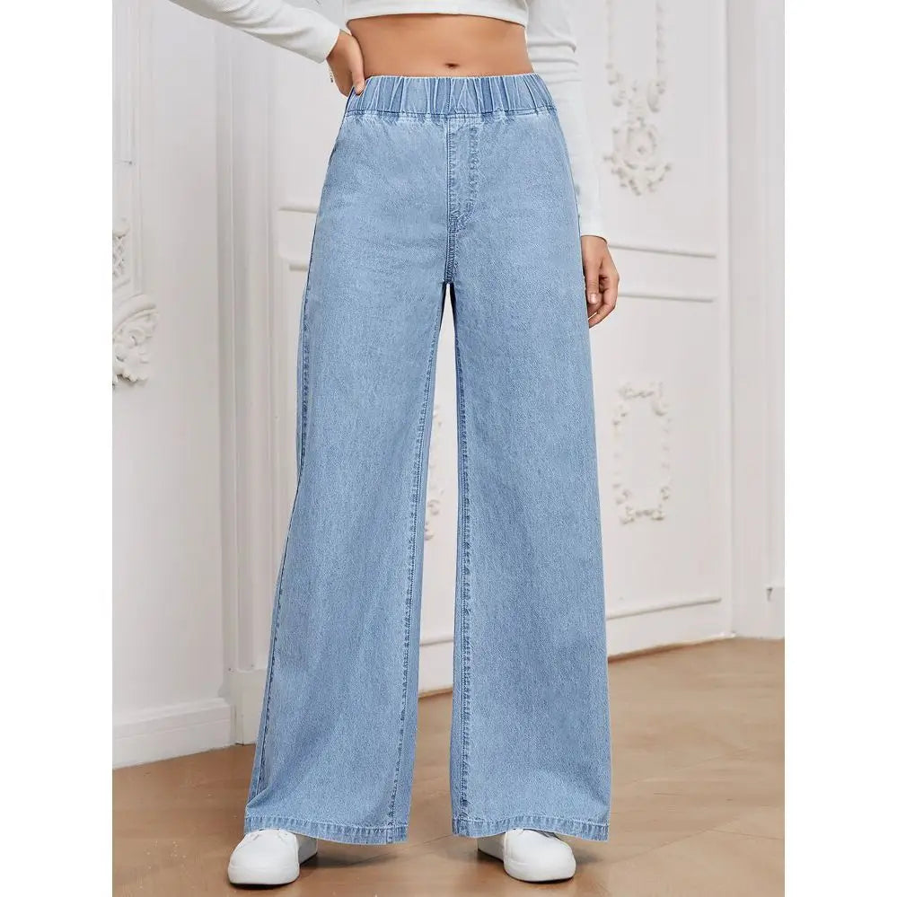 Pantalon en denim à jambes larges délavage clair présentant une taille élastique fabriquée en tissu en denim délavage clair.