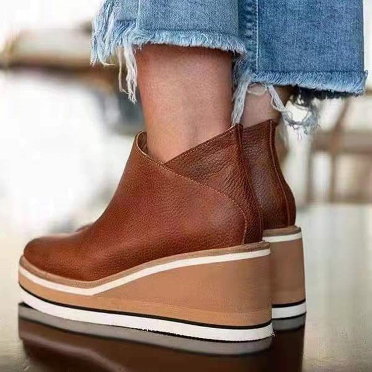 Botines de mujer de cuero marrón con tacón de cuña plataforma gruesa y suela en capas, diseñada para un uso diario con estilo.