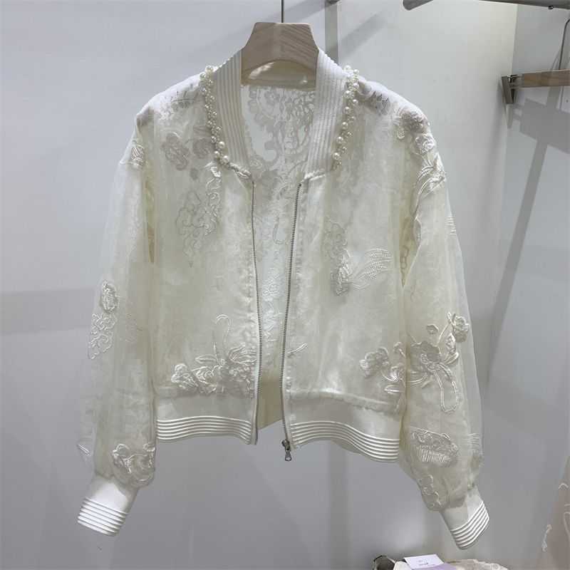 精緻なフローラル刺繍とパールで縁取った襟元が特徴のアイボリーのレースボンバージャケット。