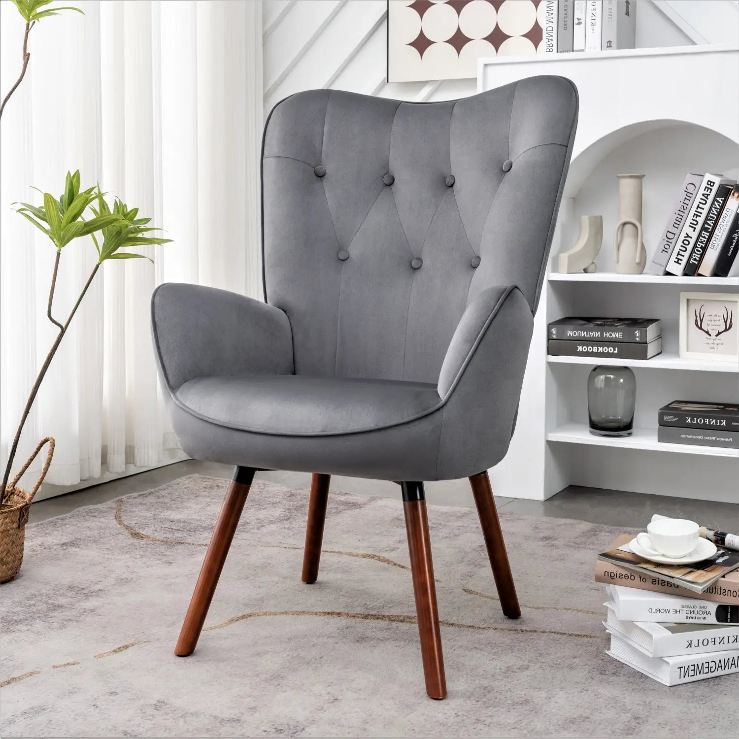 Grau Samt-Mid-Century-Wingback-Akzentstuhl mit gepolstertem Rücken und hölzernen Beinen, von der Rückseite gezeigt.