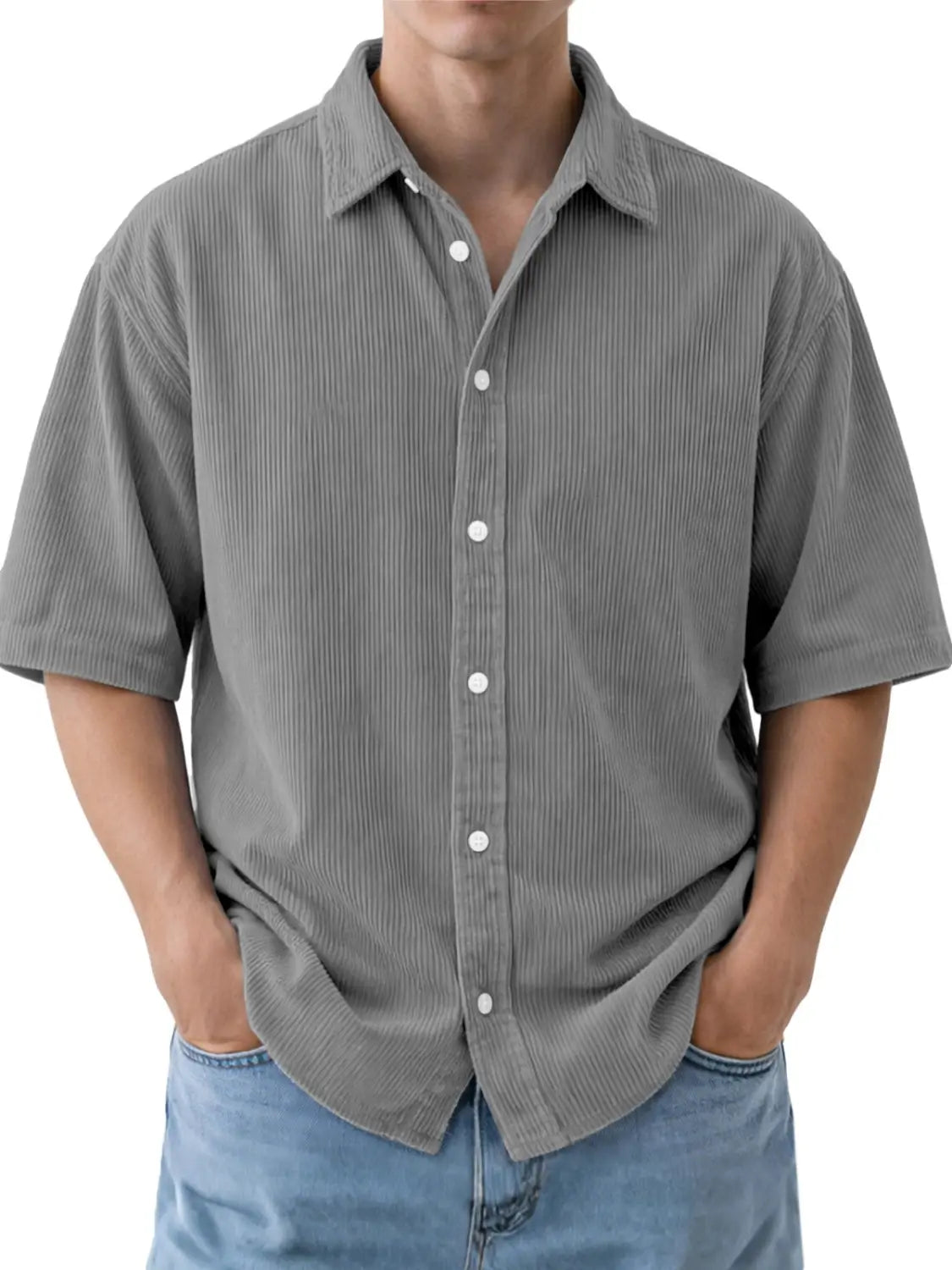 Camisa de pana de algodón gris para hombre, de manga corta, con botones blancos y un ajuste suelto y casual.