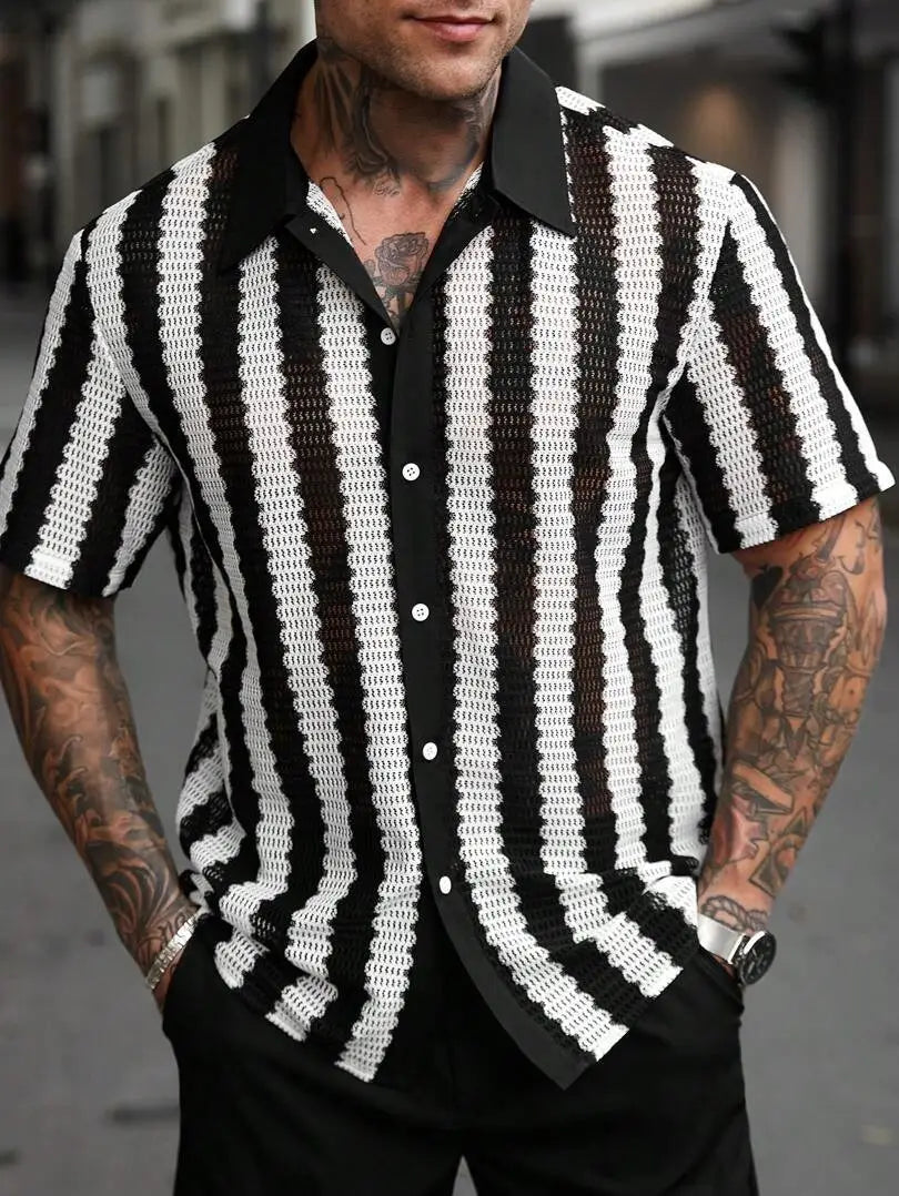 Chemise boutonnée à manches courtes, à rayures noires et blanches, avec motif en maille tissée texturée.