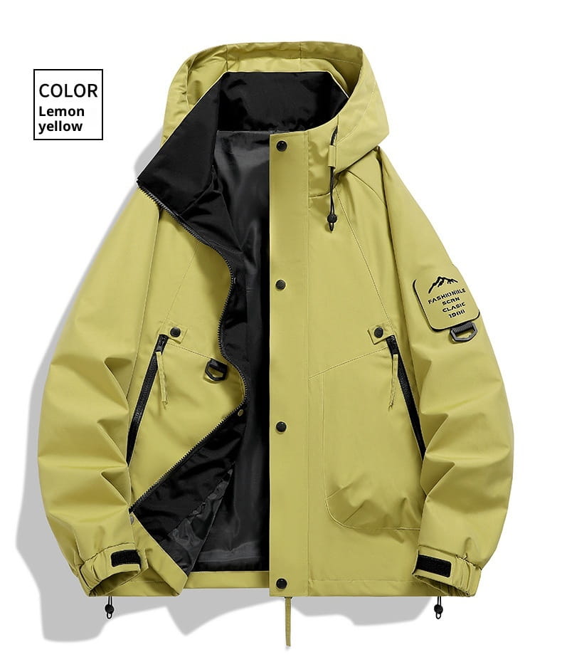 Veste utilitaire à capuche moderne imperméable et coupe-vent pour homme, jaune citron, avec doublure intérieure noire et un écusson de marque sur la manche gauche.