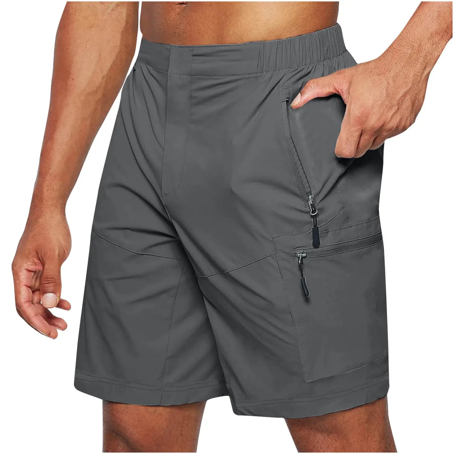 Short cargo athlétique pour hommes à jambe droite couleur gris, avec plusieurs poches zippées et une ceinture élastique conçue pour un usage actif.