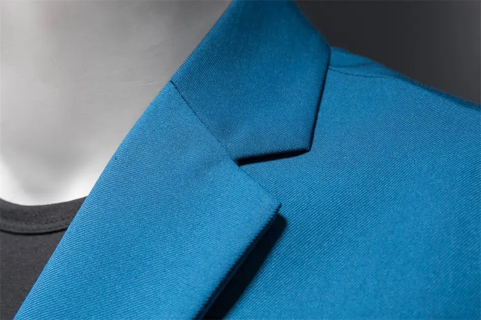 Chaqueta de vestir empresarial de pana con ajuste slim en un azul brillante y nítido, con cuello estructurado y textura tejida sutil.