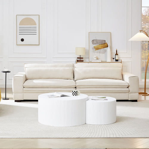 cremefarbene Ledercouch mit klaren Linien und einem modernen minimalistischen Design, dargestellt als Mid-Century-Modern-4-Sitzer-Fabric-Sofa in Beige, 105 Zoll.