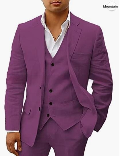 Un costume trois pièces en lin violet pour homme, avec gilet et pantalon assortis, coupe slim et boutons noirs, adapté à une tenue décontractée pour marié, banquet.