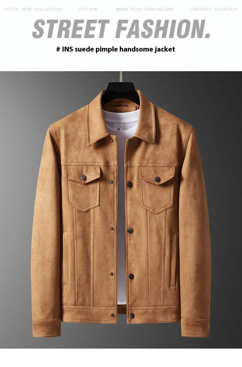 Manteau en suède décontracté ajusté pour homme en beige, présentant une texture à relief, avec un design classique d’inspiration denim et des boutons brun foncé.
