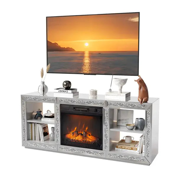 Fernsehschrank mit silbernem Spiegel-Design und integriertem Elektro-Kamin sowie dekorativen Glasschiefelementen in einer eleganten, silbernen Spiegelfinish-Ausführung.