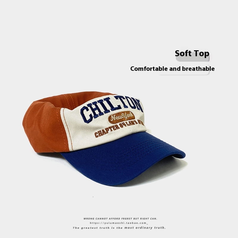 Casquette de baseball rétro à empiècements contrastés, avec couronne beige, panneau avant blanc avec lettrage « Chilton » bleu marine et logo New York brodé, et une visière unie bleue.