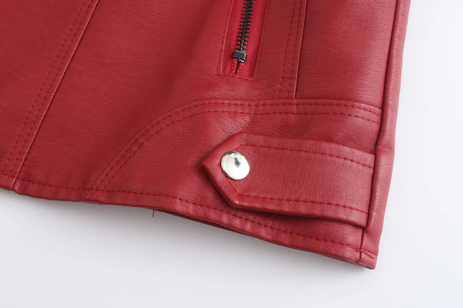 Veste motard en faux cuir rouge avec col montant, avec bouton-pression argenté et détail de fermeture éclair noire.