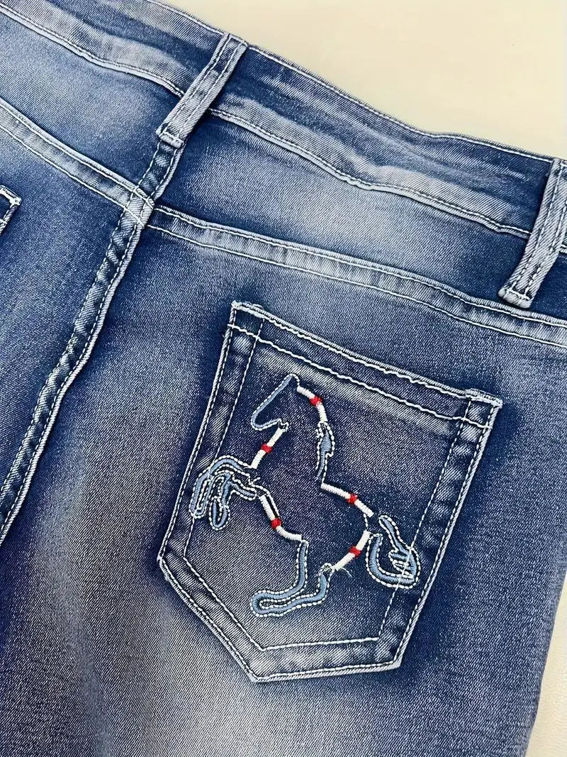 La face arrière des jeans droits en denim bleu présente un motif de cheval brodé blanc sur la poche arrière.