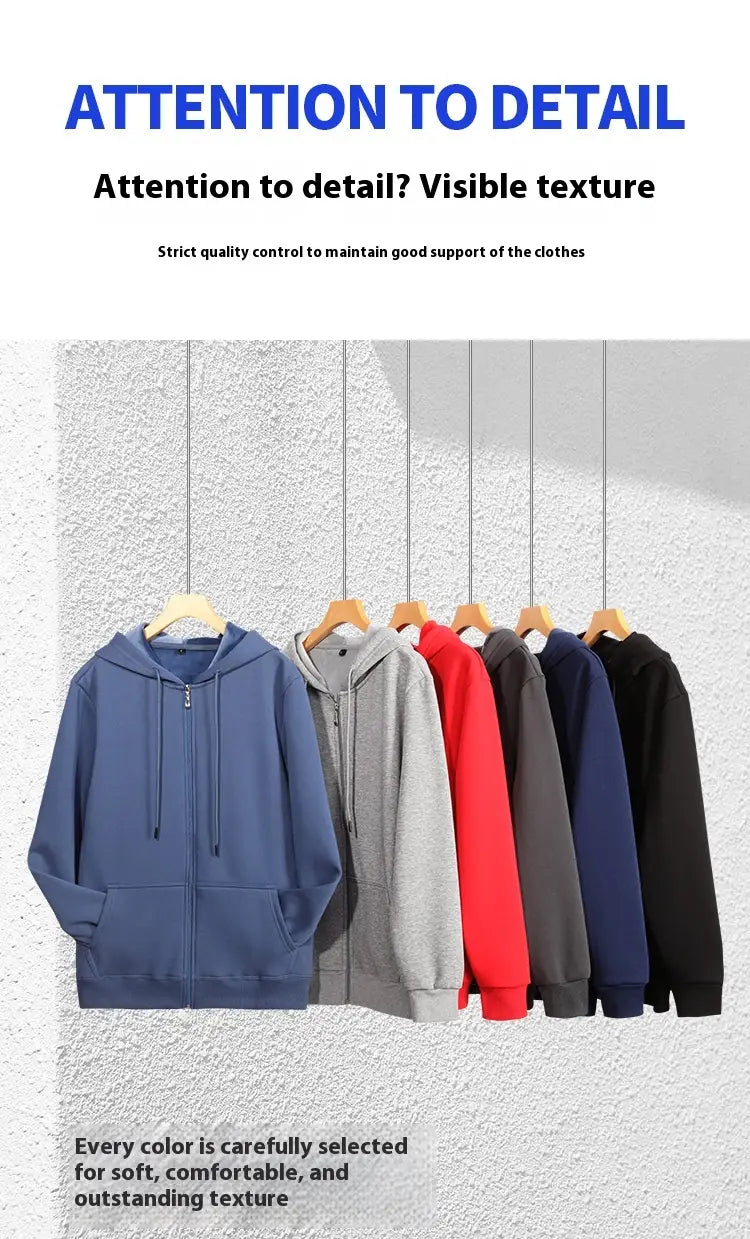 Eine Reihe von Herren-Schwergewichts-Fleece-Zip-Hoodies in Übergröße in den Farben Blau-Grau, Rot und Schwarz, auf hölzernen Kleiderbügeln vor einer strukturierten Wand präsentiert