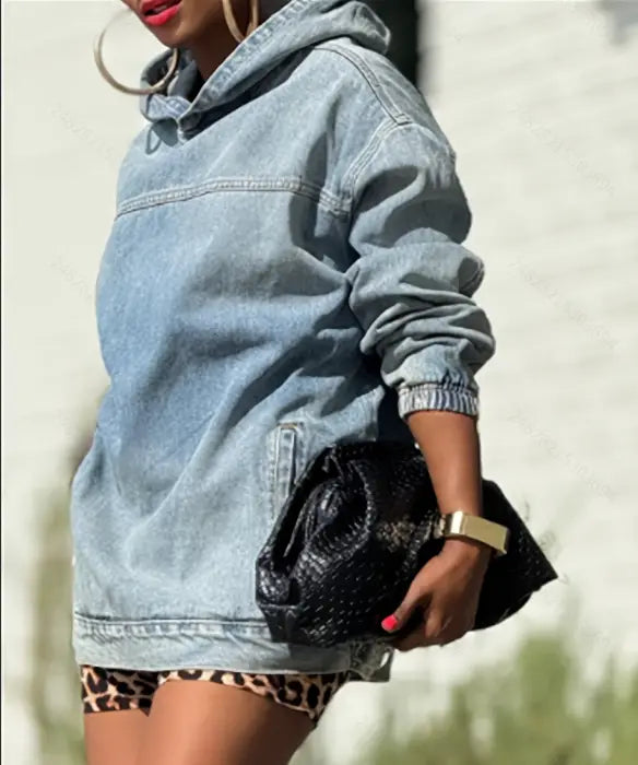 Leichtes Wasch-Denim-Hoodie mit entspannter Passform und gerippten Bündchen in einem roten Denim-Distressed-Hoodie-Design