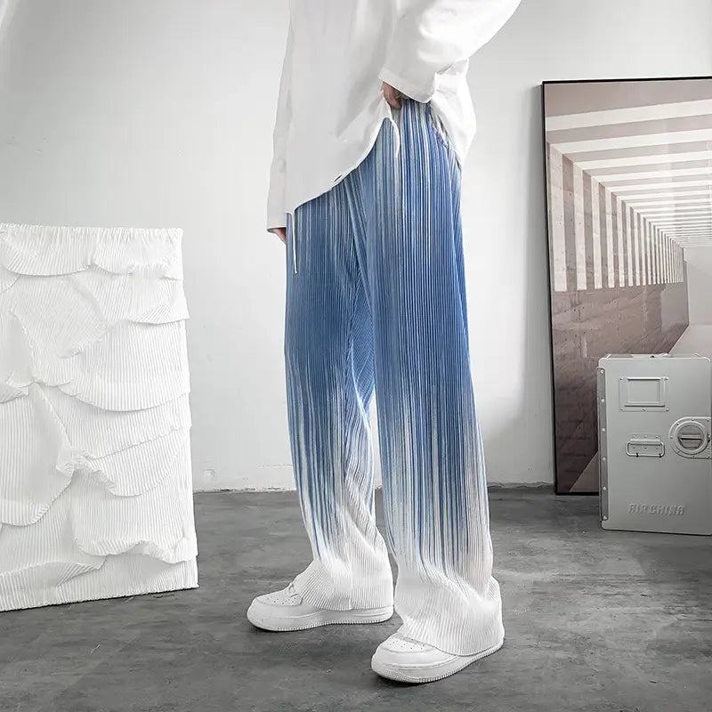 Pantalons décontractés à jambes larges à plis en dégradé bleu et blanc pour hommes, avec un design moderne et fluide.