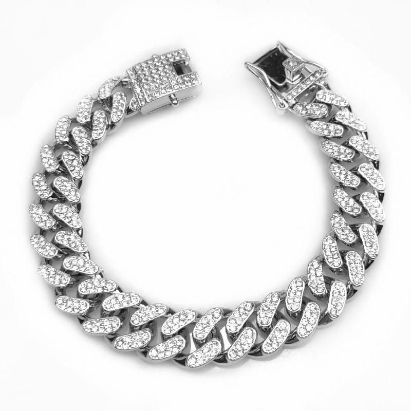un collier pour animal en ton argenté scintillant, de style chaîne cubaine, orné de nombreuses cristaux facettés transparents incrustés dans chaque maillon et le fermoir