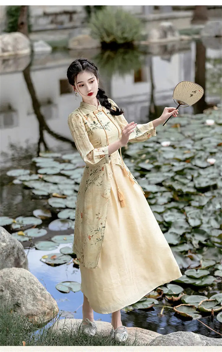 Une délicate robe cheongsam pêche brodée de fleurs en lin jaune pâle, avec un col traditionnel chinois et des franges.