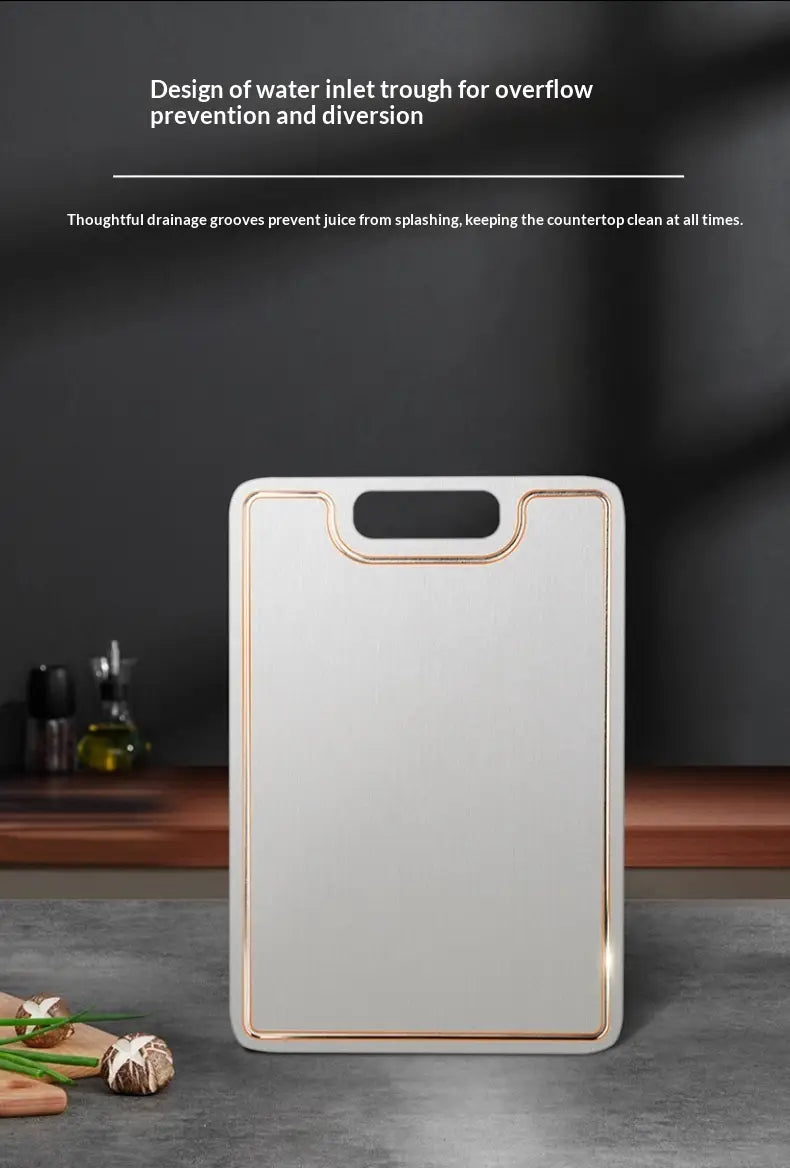 Titan-Schneidebrett für mobiles Zerkleinern von Metall in Weiß mit goldfarbenem Abschluss und Griff; mit Entwässerungsrinne-Design am Wasserzulauf zur Vermeidung von Überlauf.