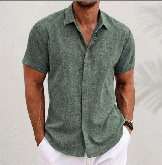 Herren-Cardigan mit kurzer Ärmellänge, strukturiert, mit Knopfleiste, in Olivgrün aus Leinenmischung, mit klassischem Kragen und umgeschlagenen Bündchen.