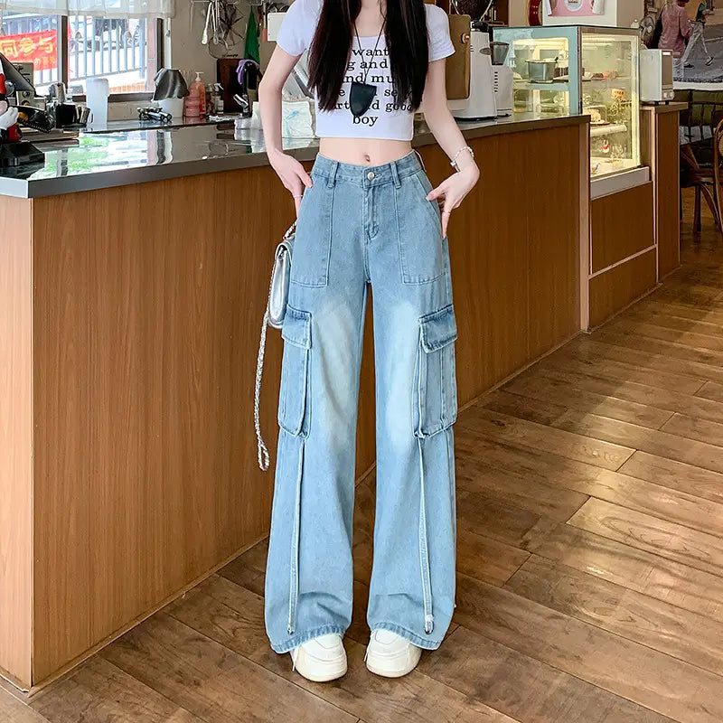 Jeans-Cargohose mit weitem Bein in hellem Wasch aus hellem Denim, mit mehreren Taschen und verstellbaren Kordabschlüssen.