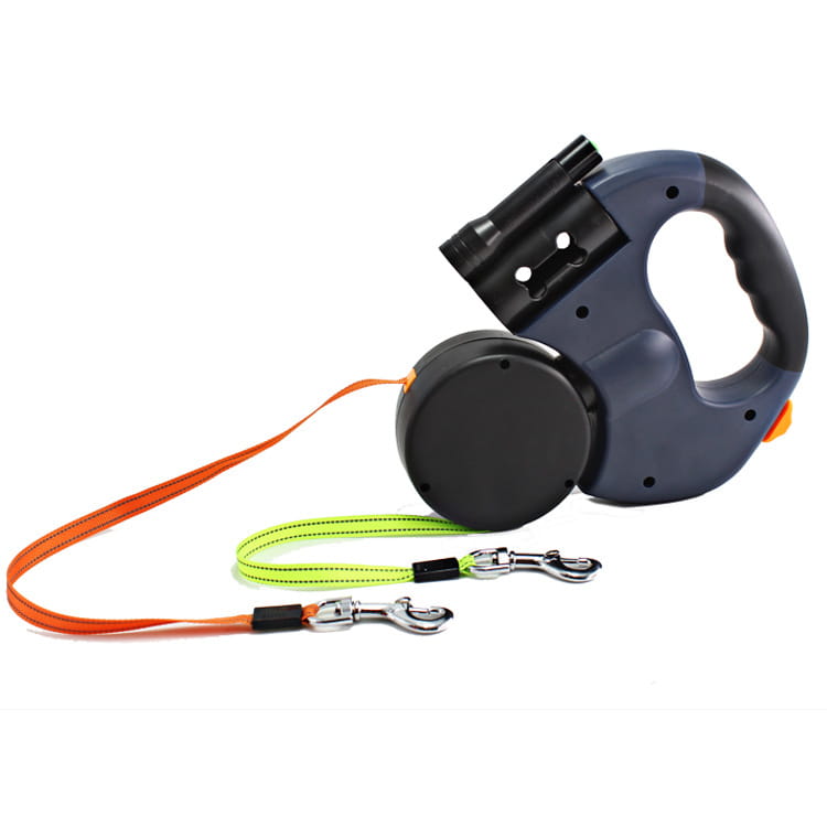Correa retráctil para perros de doble cabezal con linterna LED en azul oscuro y negro, con un cable de extensión naranja y una correa de acento verde neón.