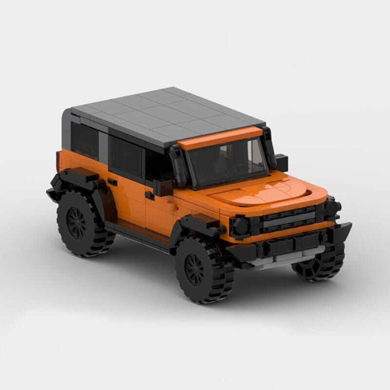 Modèle de véhicule tout-terrain construit en LEGO orange et noir provenant de l’ensemble de course tout-terrain Mercedes G63 Building Blocks, présenté depuis l’arrière.
