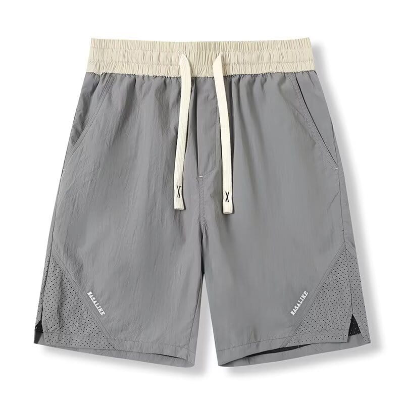 Shorts en nylon décontractés pour hommes, coupe droite, gris, avec une ceinture élastique beige et des cordons assortis, avec des panneaux latéraux perforés pour la respirabilité.