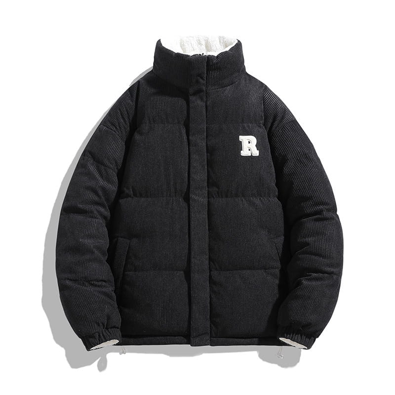 Eine schwarze Cord-Pufferjacke mit weißem Buchstaben-r-Patch auf der Brust und einem kuscheligen, weiß gefütterten Fleece-Innenfutter für Wärme.
