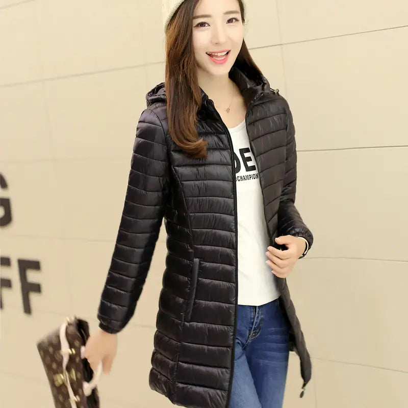 Manteau matelassé à capuche, coupe slim ajustée, en coton pour femmes, couleur noir, avec un design moderne et épuré