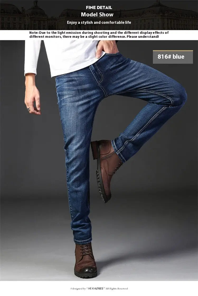 pantalones vaqueros de mezclilla elástica de corte slim fit para hombre, de lavado oscuro, rectos, en color azul, con un diseño slim fit mostrado desde el frente.