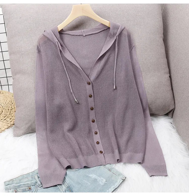Ein weichlila gestricktes Hoodie-Cardigan mit gerippter Struktur und Knopfverschluss in einem Strick-Hoodie-Cardigan im Soft-Pink-Button-up-Sortiment.