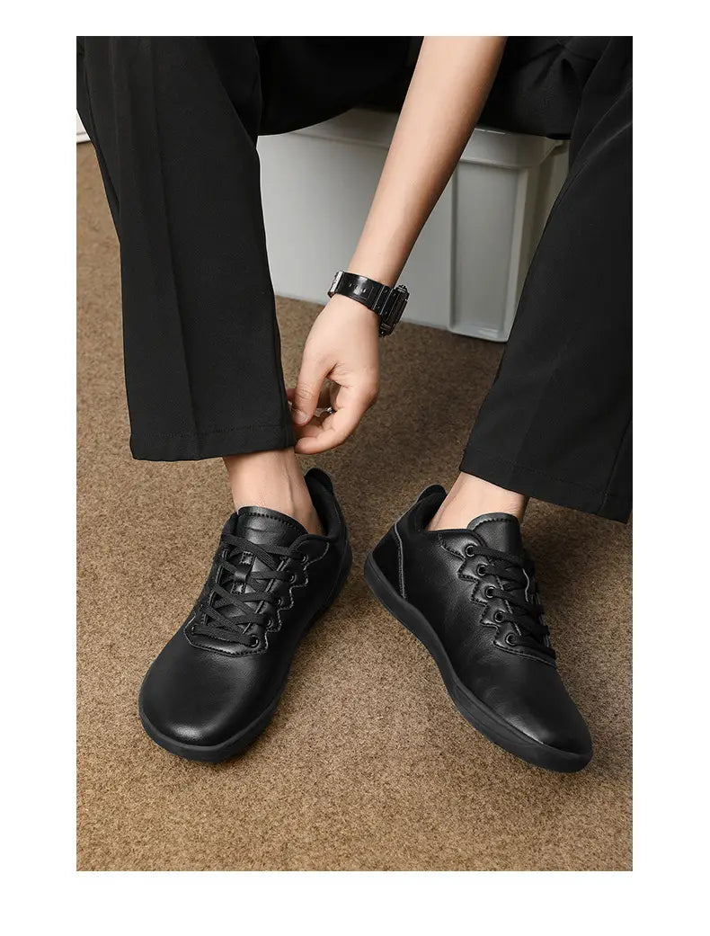 Schwarze Lederschnür-Sneaker mit schlankem, minimalistischem Design für den Freizeit-Outdoor-Einsatz.