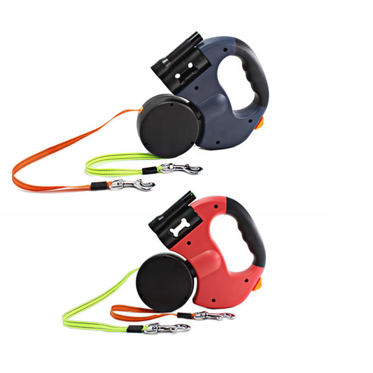 Dos correas retráctiles para perros en azul marino y rojo con detalles negros, que cuentan con asas resistentes, carretes circulares para la retracción de la correa y correas del color correspondiente con linternas LED en el producto de correa retráctil para perros de doble cabezal.