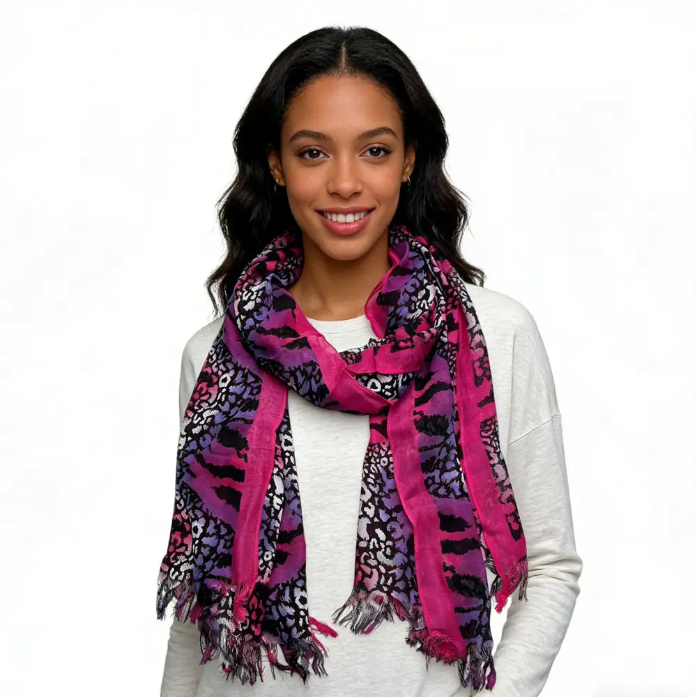 Écharpe en viscose éclatante rose vif et violet, arborant un motif imprimé léopard et des bords frangés, d’une longueur très généreuse.